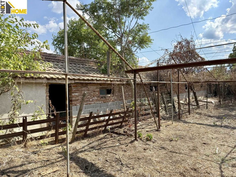 Две къщи с гараж, голям двор и стопански постройки с. Козаново