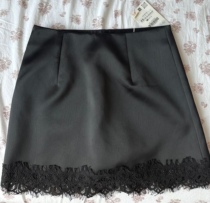 Нова черна сатенена пола Zara