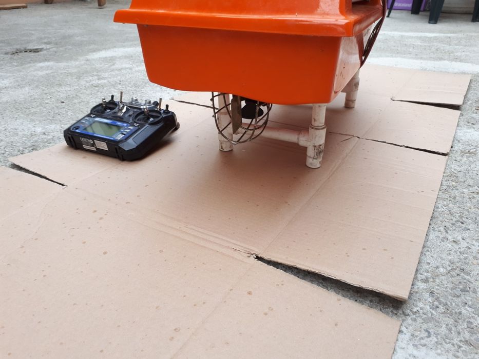 Navomodel plantat cu 2 cuve, forfații, ace crap, mincioc.