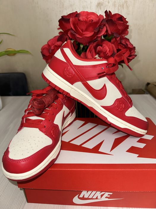 Nike dunk low red roses