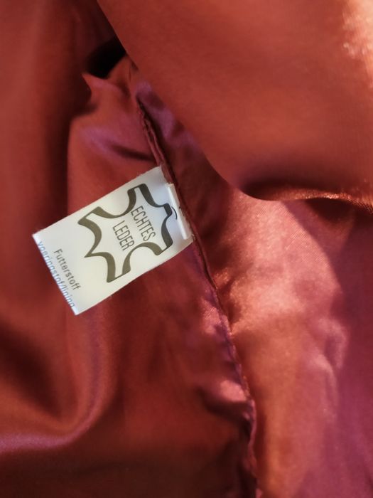 Бордовая куртках для вас, девушки.