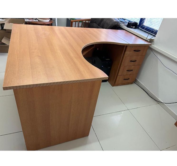 Столы рабочие офисные с тумбой