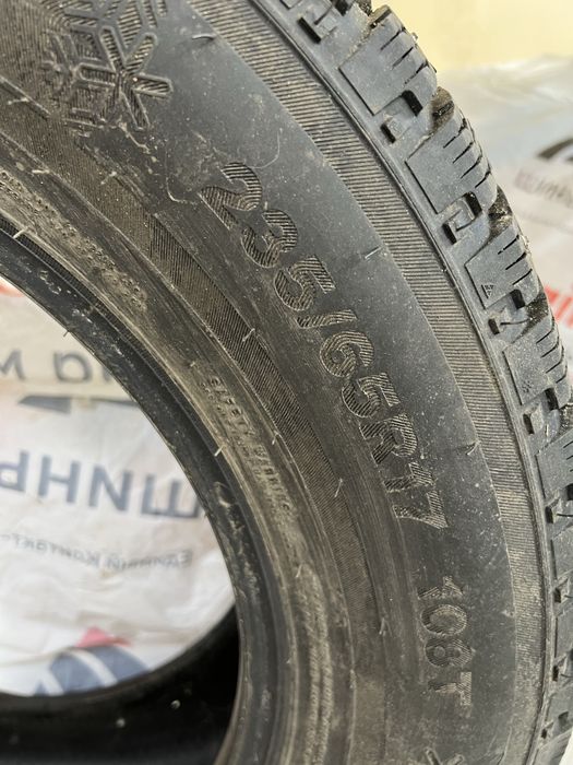 Продам 2 шины 235/65/17 Шипованная
