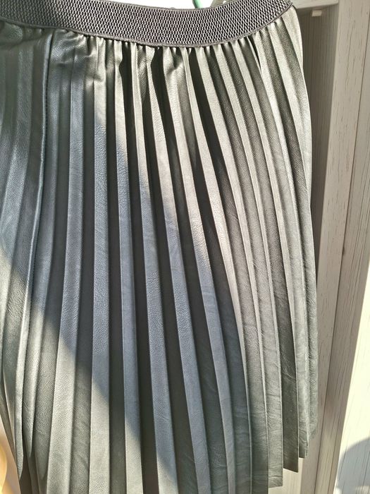 Fusta imitatie piele 40, plisata
