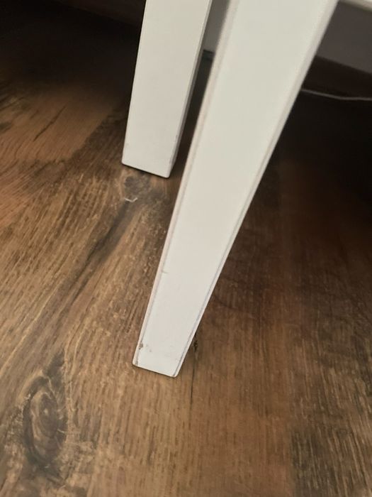 Кошара и маса за преобличане