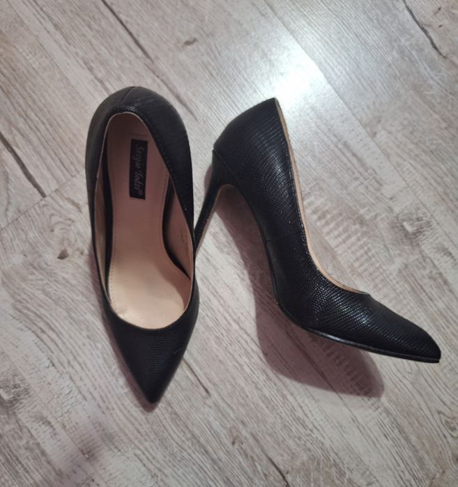 Pantofi cu toc marimea 38  60 lei sau 2 la 100