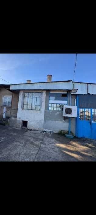 Ъглов УПИ с къща + гараж за автобус, две улици