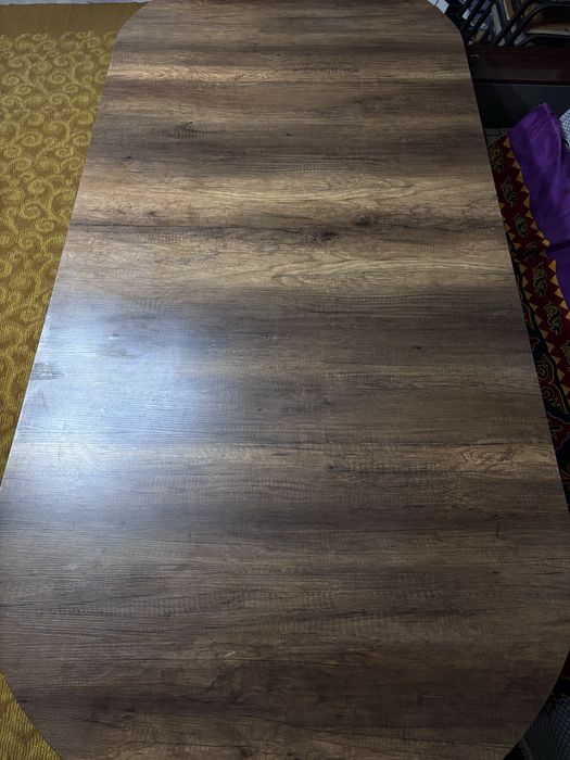 Кухонный стол для большой семьи.