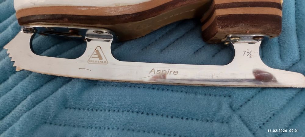 Продам профессиональные фигурные коньки