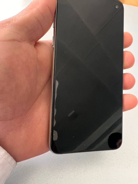 Samsung s 10 e holati 10/8 aybi shisha almashganda  havo qolgan