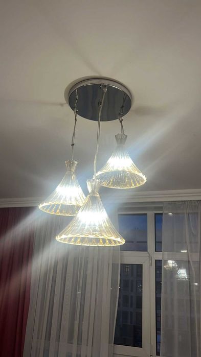 Раскладной диван и Люстра