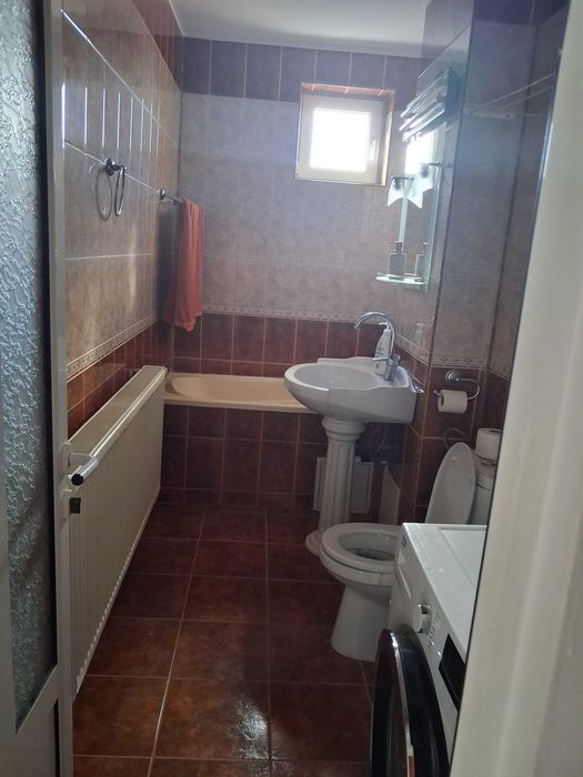 Apartament cu 3 camere de inchiriat