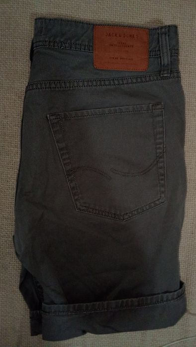 Pantaloni scurți Jack & Jones gri închis / antracit – Mărimea M
Descriere