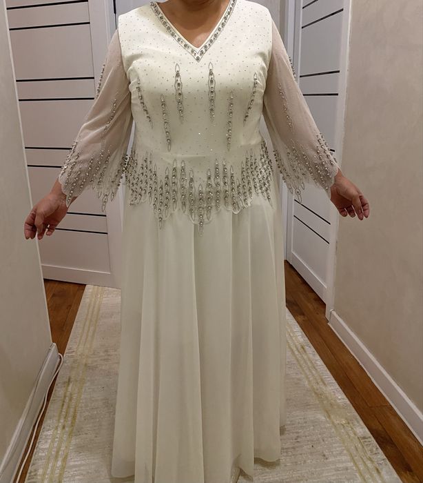 Белое платье со стразами