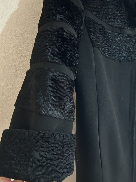 Черное пальто.