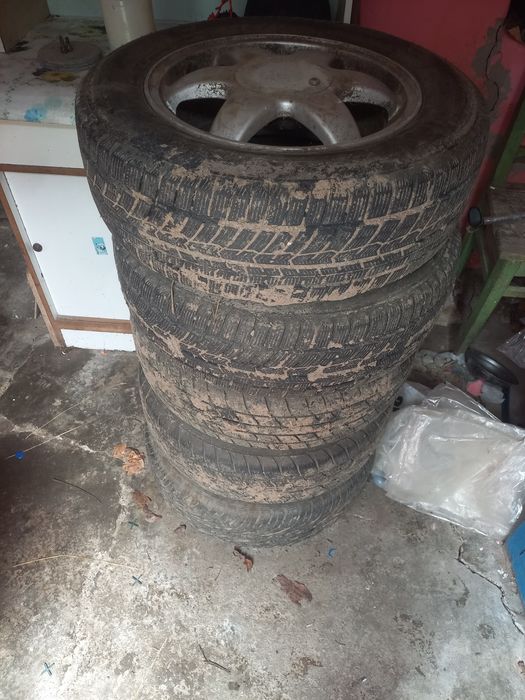 Vând 4 roți cu genți de aluminiu și o roată de rezervă cu geantă de fi