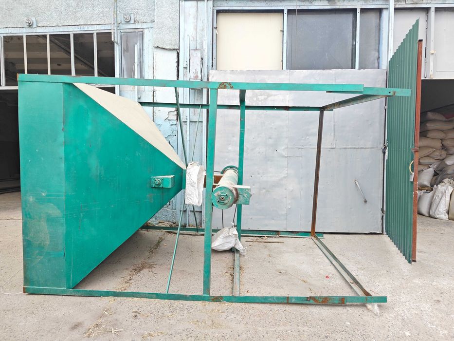 Yem ishlab chiqarish uchun bunker va shnek sotiladi