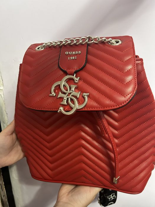 Червена раница на Guess