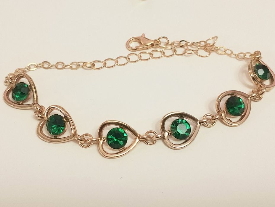 Украшения с изумрудными камнями.