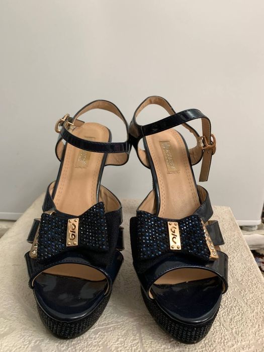 Ayollar uchun oyoq kiyim