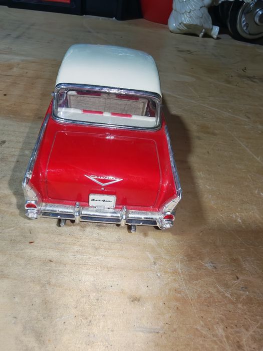 Macheta chevrolet bel air 1957  marime 1:24