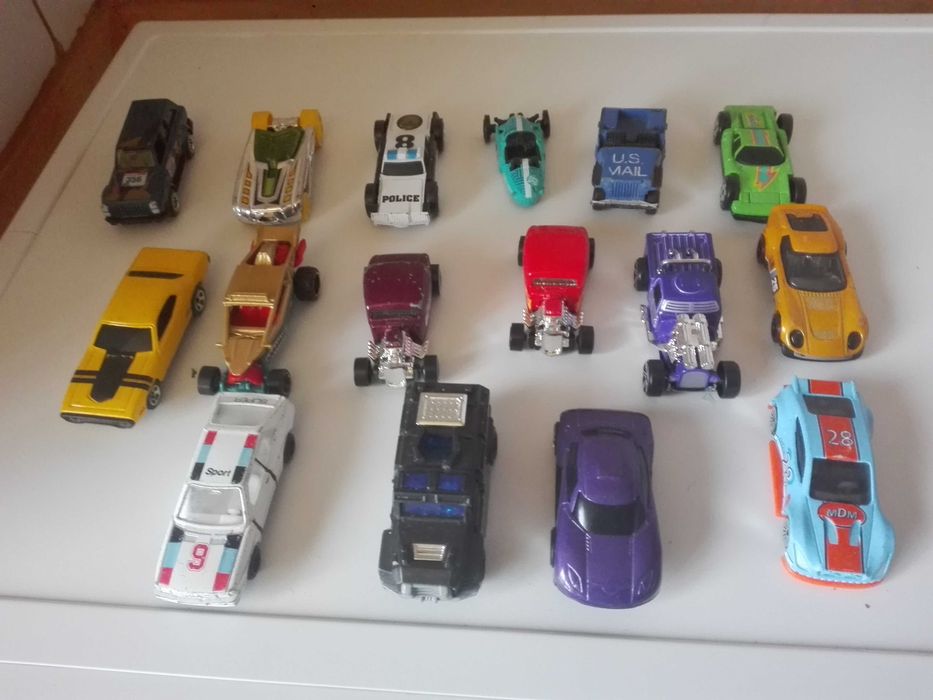 Метални колички и лот пощенски картички.