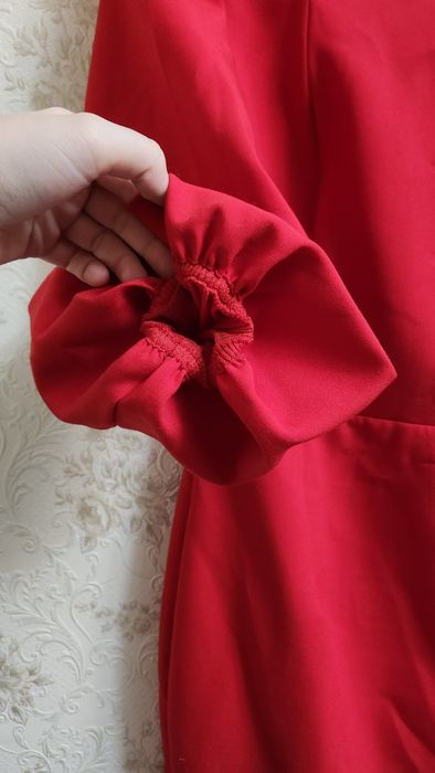 Красное алое платье