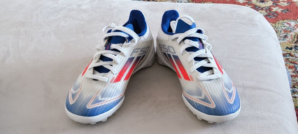 Vând Ghete de Fotbal (Turf) Adidas F50 pentru Copii – Stare Excelentă!