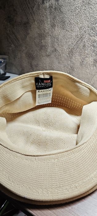 Кепка бежевая летняя.