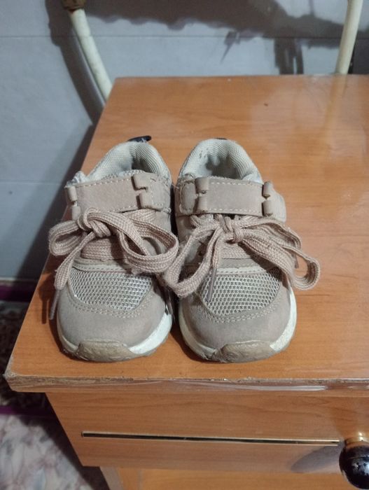 Продам сандалики и кросовачки