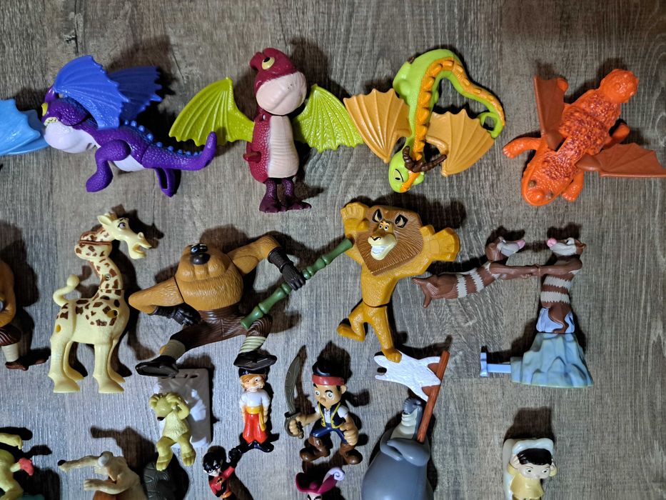 Lot 90 figurine (majoritatea Happy Meal Mc Donalds, anii 2000)