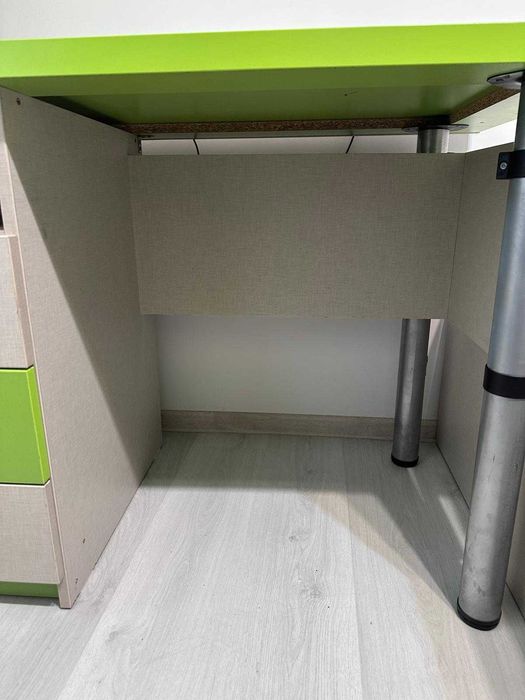 Birou de culoare verde cu gri