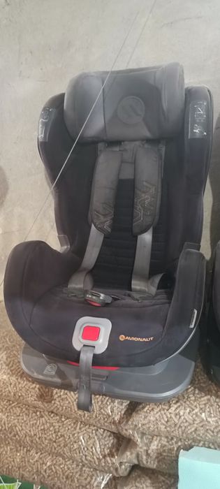 Продавам детски столчета за кола Avionaut