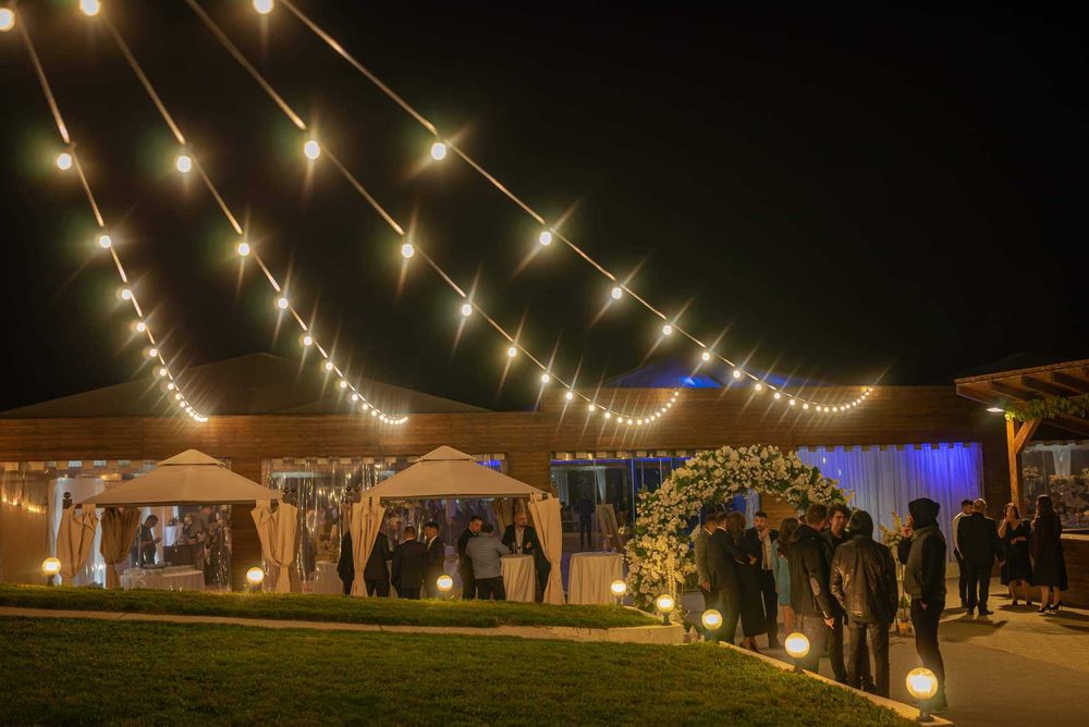 Ghirlande luminoase și decorațiuni tematice pentru evenimente