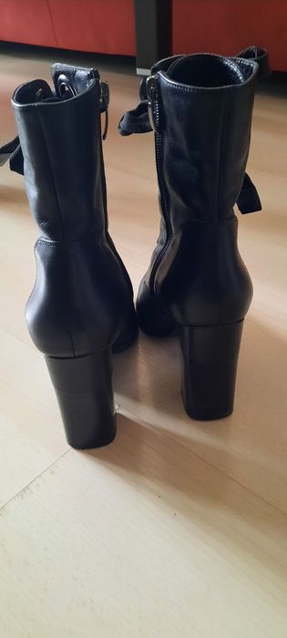 Продавам черни кожени дамски боти на ток