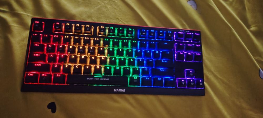 Vând tastatura gaming mecanica KG953W