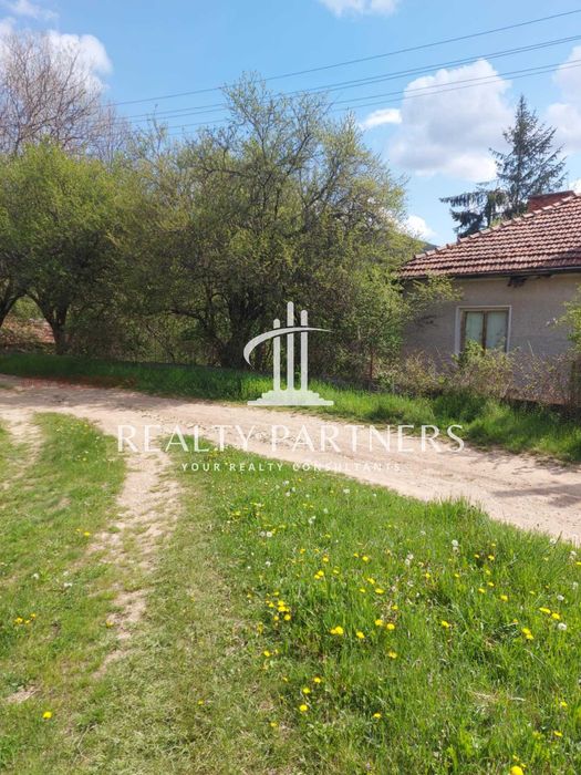 Двуетажна масивна къща с голям двор в китното село Туроковци