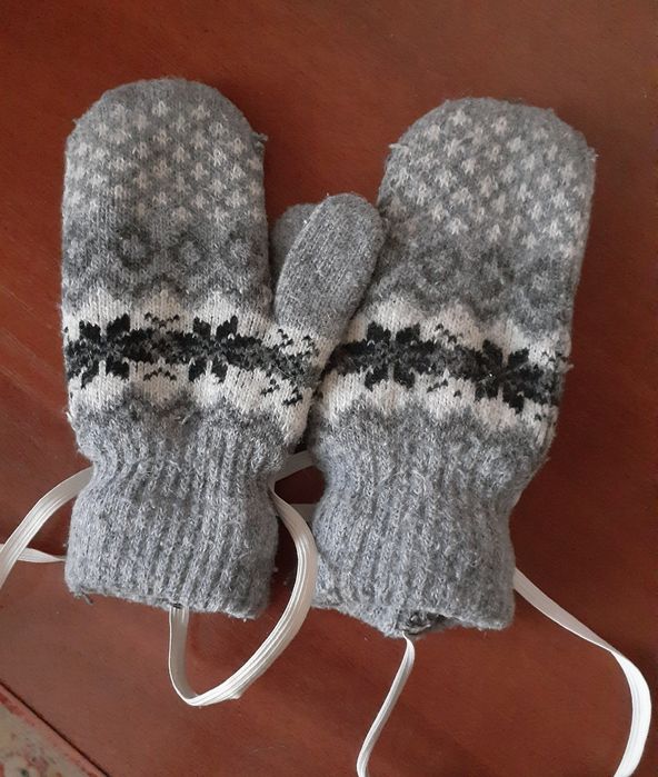 Шапки, варежки детские.