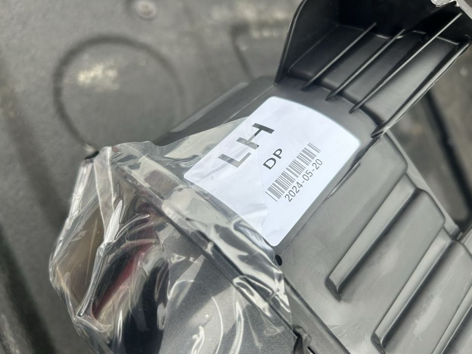 Dodge challenger ляв фар /чисто нов от 2015г.нагоре