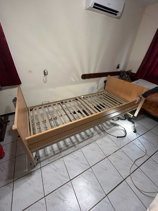 Електрическо болнично легло с актидекубитален матрак