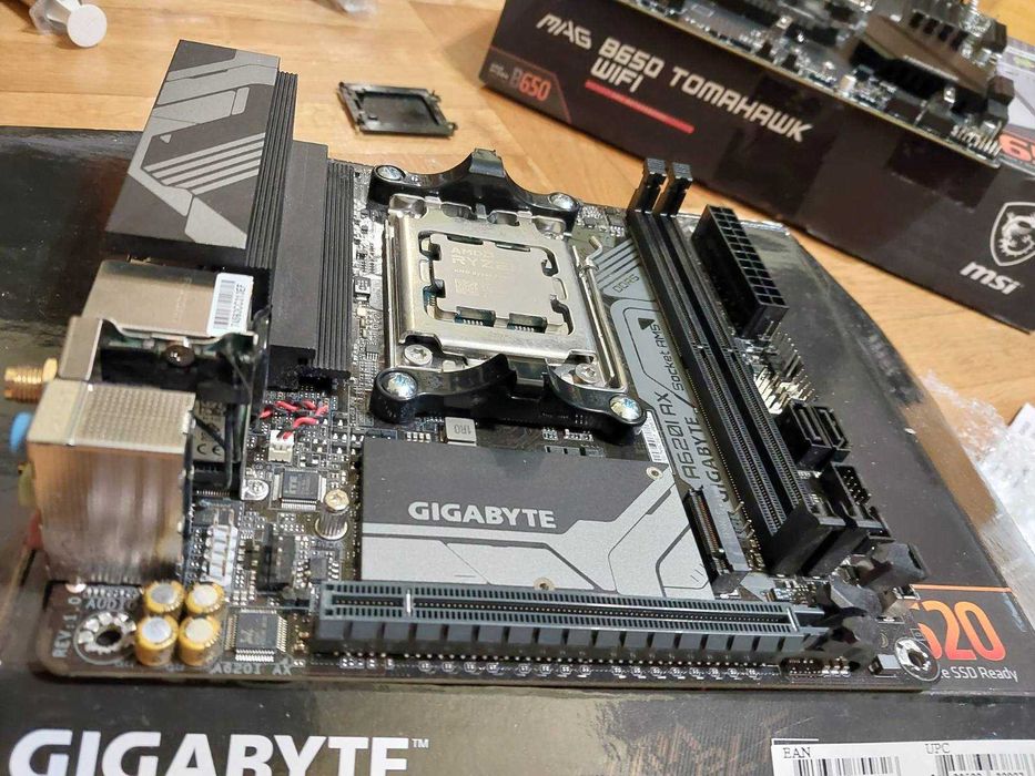 AMD Ryzen 5 7600 + Gigabyte A620i AX Wi-Fi