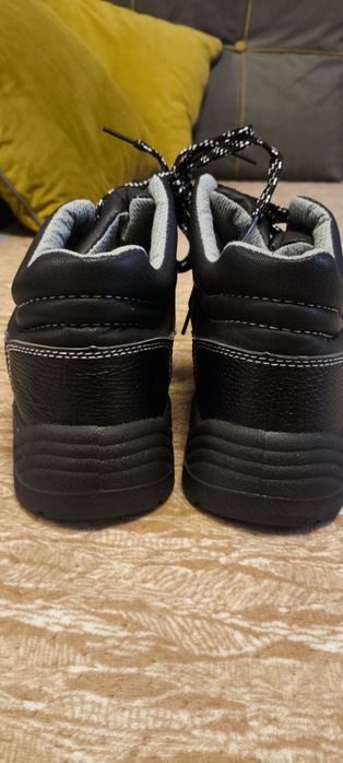 Ботинки 41 размер с металлическим подноском