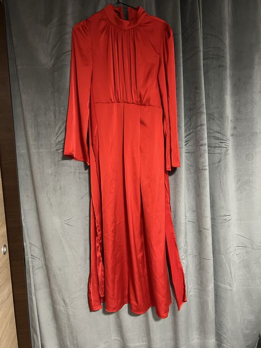 Vând rochie roșie elegantă din satin.