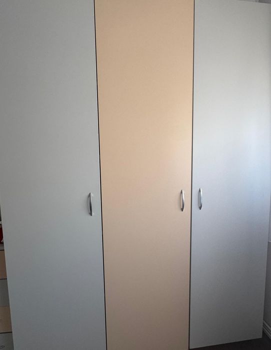 Vând dulap cu 3 usi,comoda 4 sertare și birou