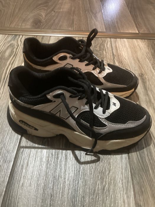 Продам кроссовки женские