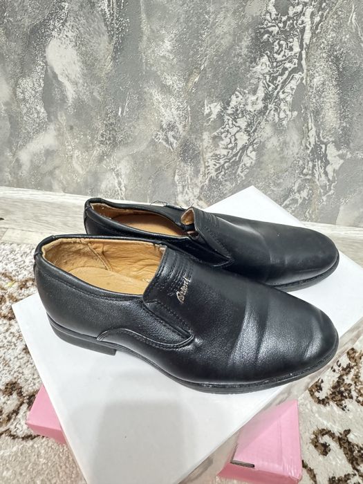 Продам школьную обувь