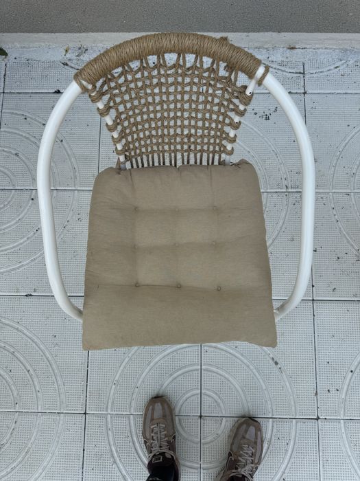 Ръчно изработени бели бохо столове от естествени материали