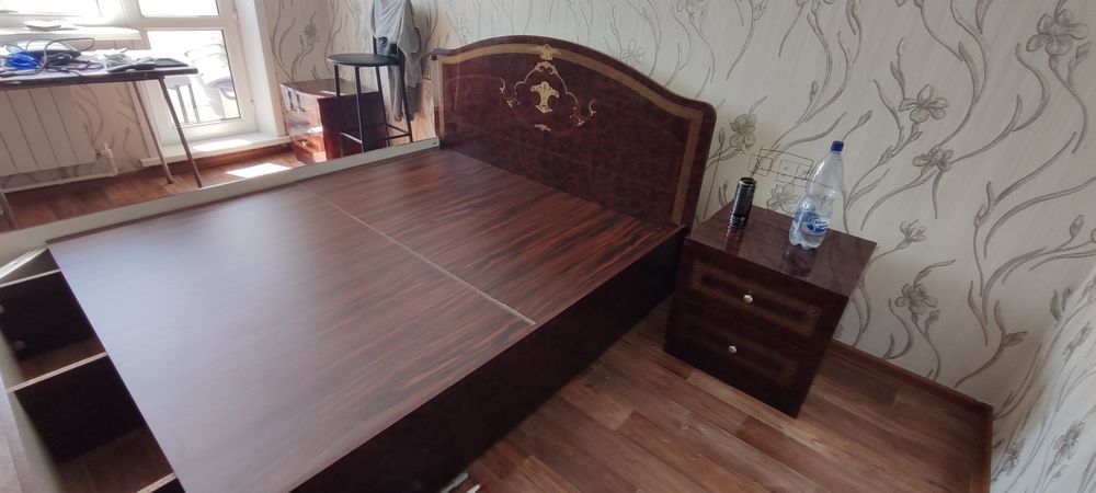 Продам кровать с тумбочками