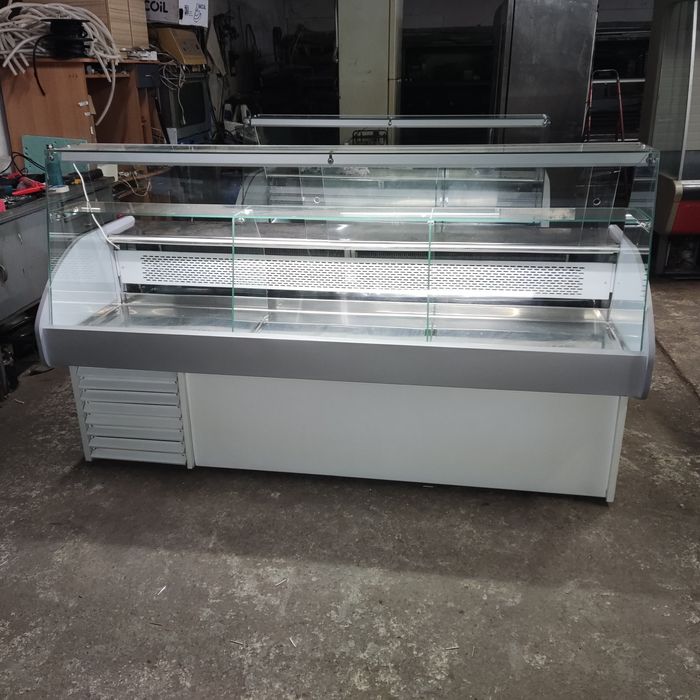 Хладилна щандова витрина