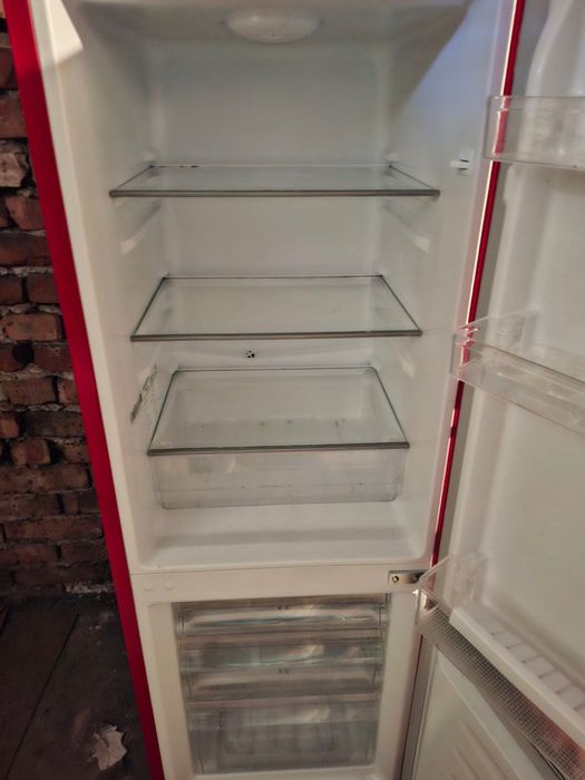 Продавам стилен хладилник